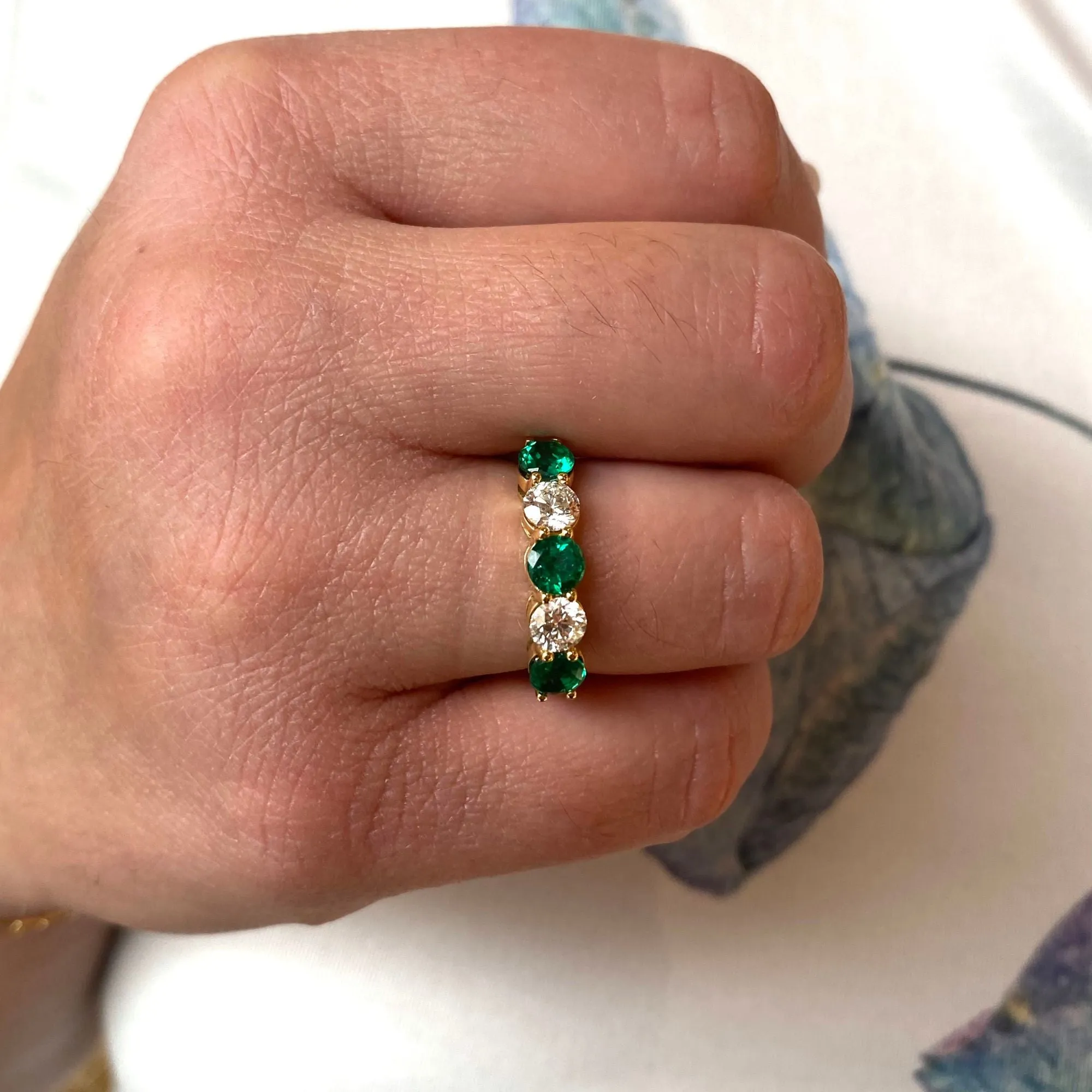 18K YELLOW GOLD 5-STONE ALTERNATING EMERALD AND DIAMOND RING