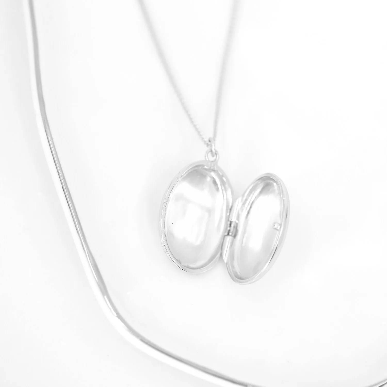 Roma Oval Locket Necklace (Silver)