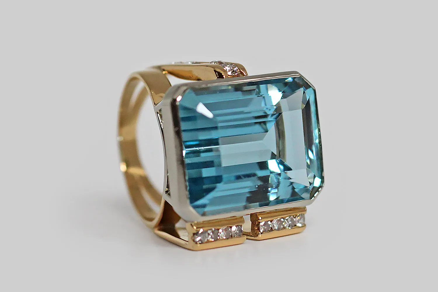 Vintage 1980s Architectural Modernist 21ct Aquamarine Cocktail Ring in 18k Gold